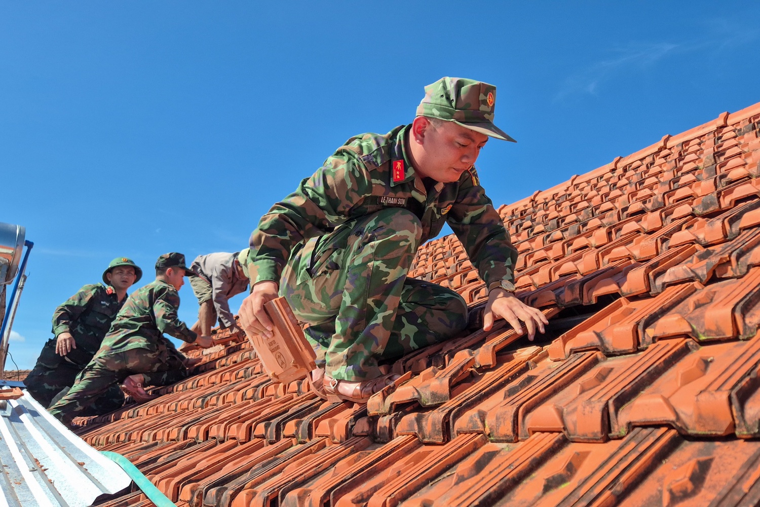 Quảng Ngãi nỗ lực khắc phục hậu quả do bão số 13 Quảng Ngãi nỗ lực khắc phục hậu quả do bão số 13