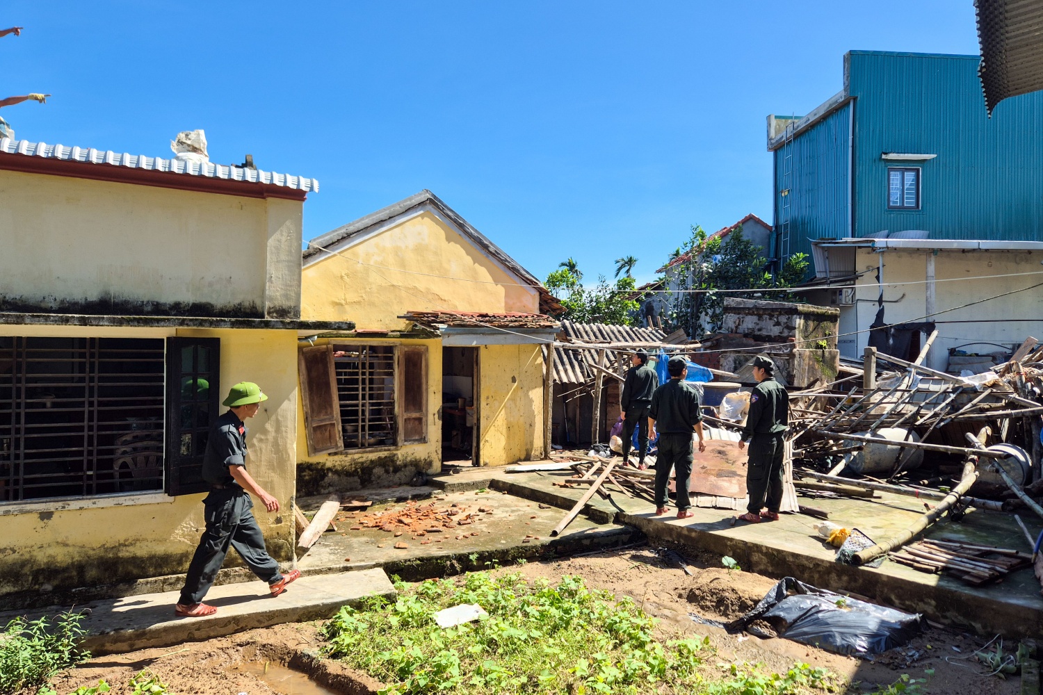 Quảng Ngãi nỗ lực khắc phục hậu quả do bão số 13 Quảng Ngãi nỗ lực khắc phục hậu quả do bão số 13