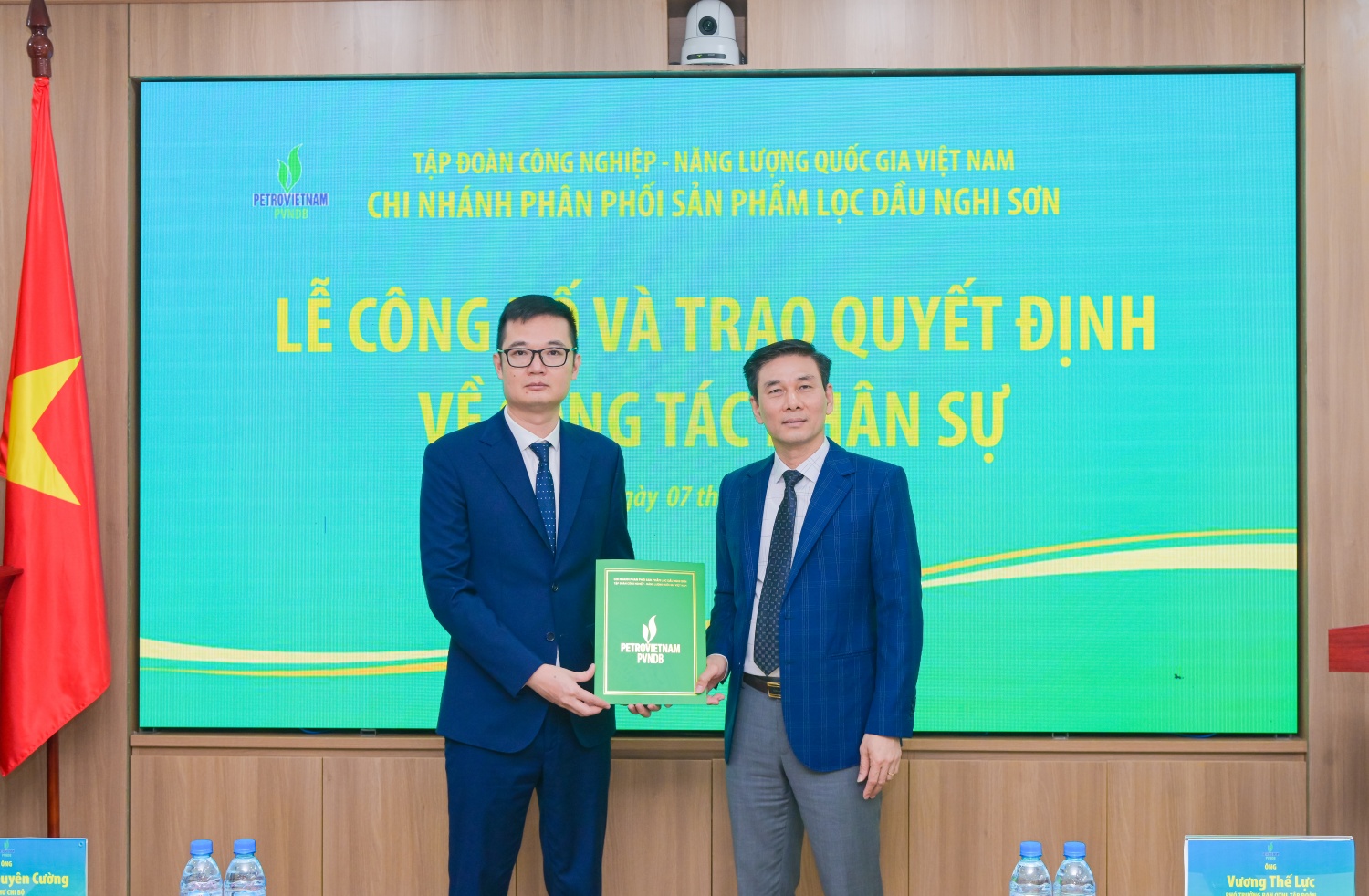 Ông Nguyễn Duyên Cường - Bí thư Chi bộ, Giám đốc PVNDB trao quyết định và chúc mừng tân Kế toán trưởng PVNDB Đỗ Văn Thi Ông Nguyễn Duyên Cường - Bí thư Chi bộ, Giám đốc PVNDB trao quyết định và chúc mừng tân Kế toán trưởng PVNDB Đỗ Văn Thi