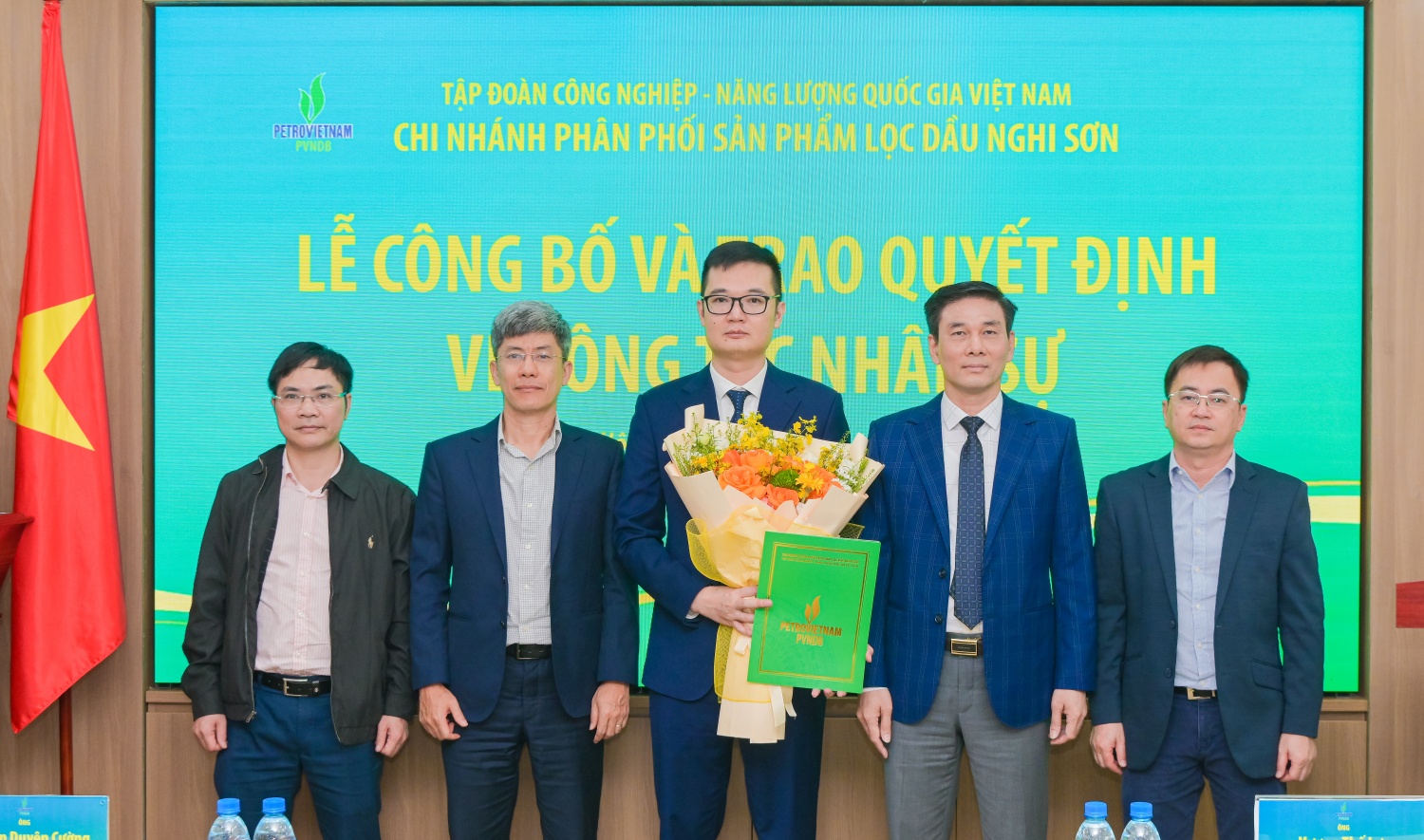 Đại diện Petrovietnam và lãnh đạo PVNDB chúc mừng ông Đỗ Văn Thi - Kế toán trưởng PVNDB Đại diện Petrovietnam và lãnh đạo PVNDB chúc mừng ông Đỗ Văn Thi - Kế toán trưởng PVNDB