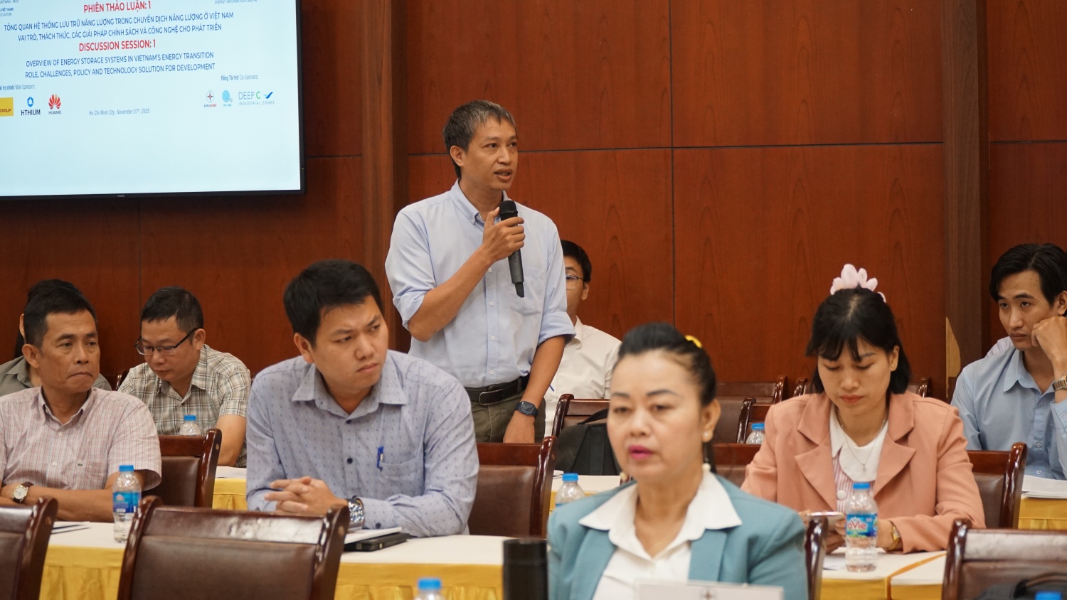 Doanh nghiệp đặt câu hỏi với cơ quan quản lý và chuyên gia Doanh nghiệp đặt câu hỏi với cơ quan quản lý và chuyên gia