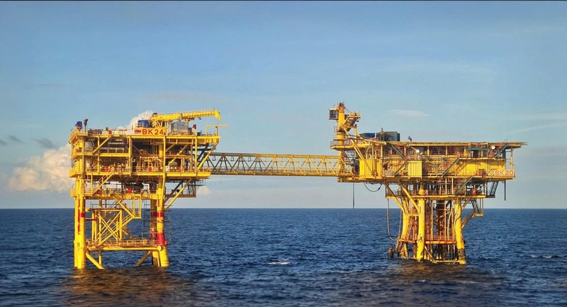 Giàn BK-24 và cầu dẫn kết nối với giàn BK-20 trên biển. Giàn BK-24 và cầu dẫn kết nối với giàn BK-20 trên biển.