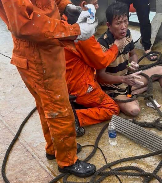 Quảng Ngãi: Tìm thấy một trong ba người mất tích lúc bão số 13 đổ bộ Quảng Ngãi: Tìm thấy một trong ba người mất tích lúc bão số 13 đổ bộ