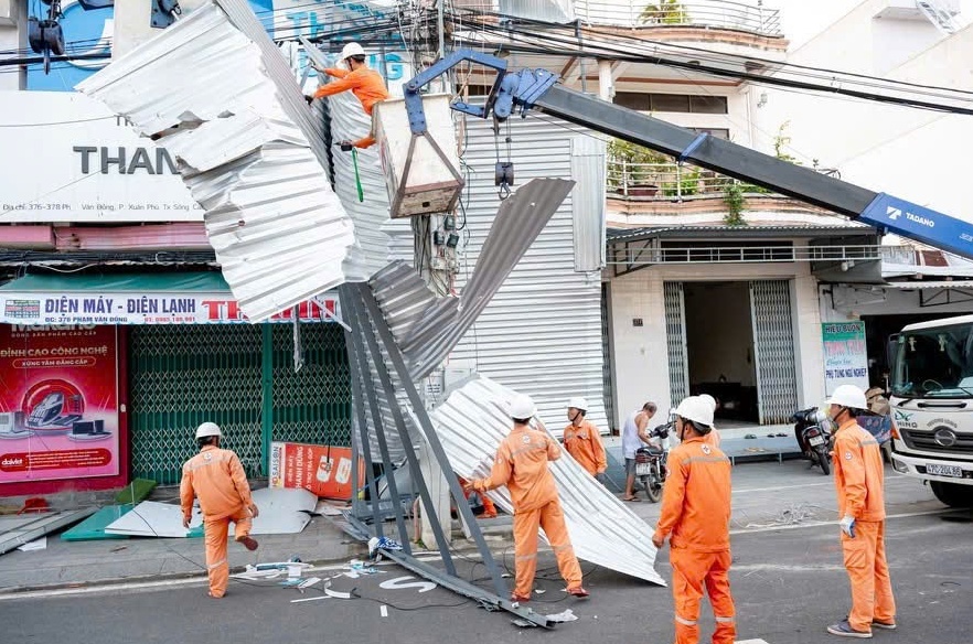 EVN khẩn trương khôi phục cấp điện sau bão số 13, hoàn thành trước 10/11