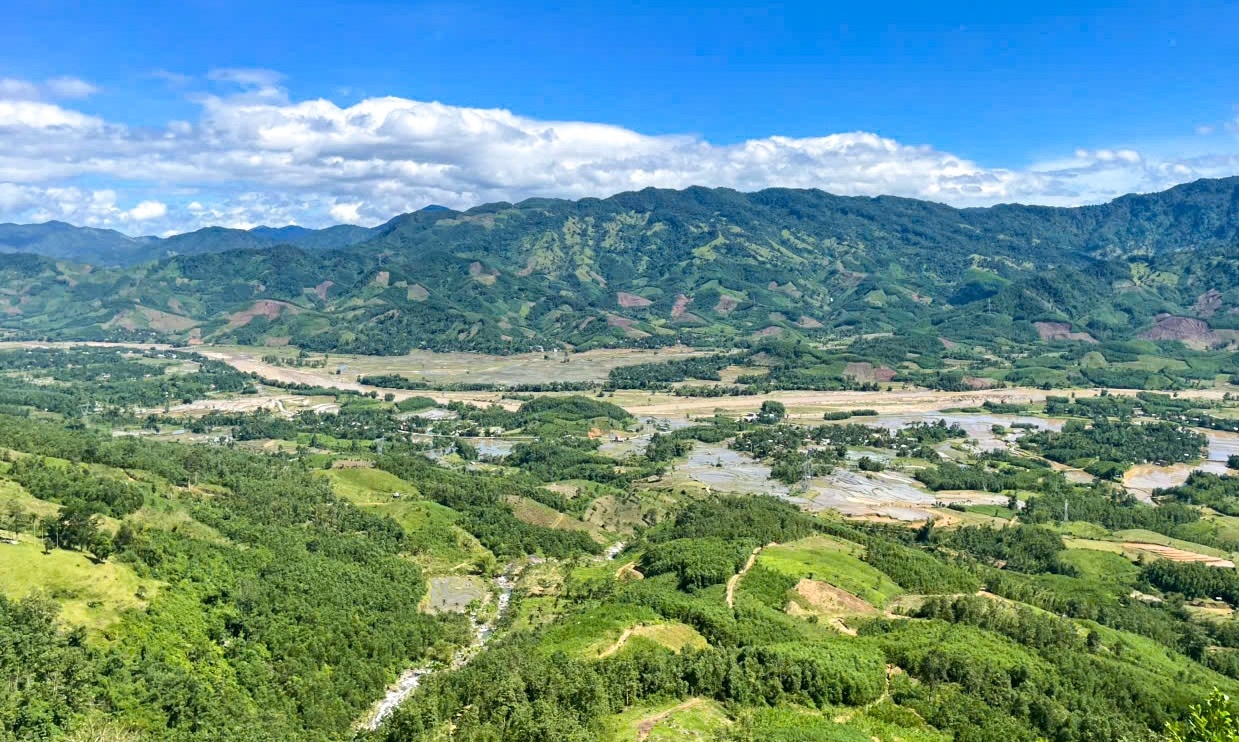 Quảng Ngãi: Nhiều vết nứt xuất hiện trên núi, đe dọa hàng trăm người dân