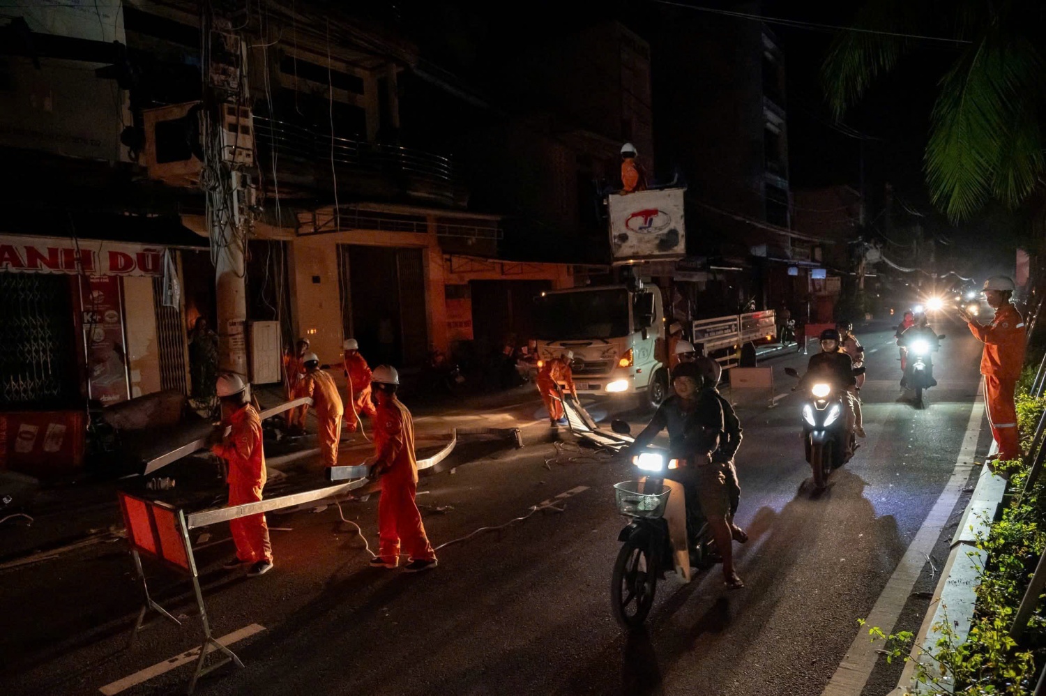 EVN khẩn trương khôi phục cấp điện sau bão số 13, hoàn thành trước 10/11 EVN khẩn trương khôi phục cấp điện sau bão số 13, hoàn thành trước 10/11