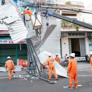 EVN khẩn trương khôi phục cấp điện sau bão số 13, hoàn thành trước 10/11