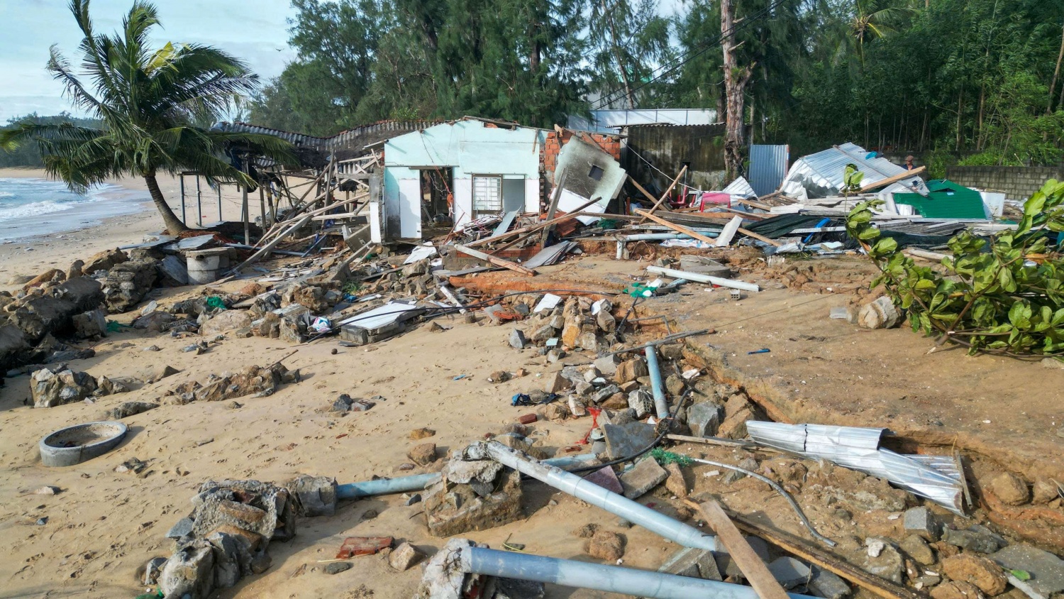 Hơn 1.400 ngôi nhà đã bị hư hại, sập hoàn toàn do bão số 13 gây ra tại Quảng Ngãi. Hơn 1.400 ngôi nhà đã bị hư hại, sập hoàn toàn do bão số 13 gây ra tại Quảng Ngãi.