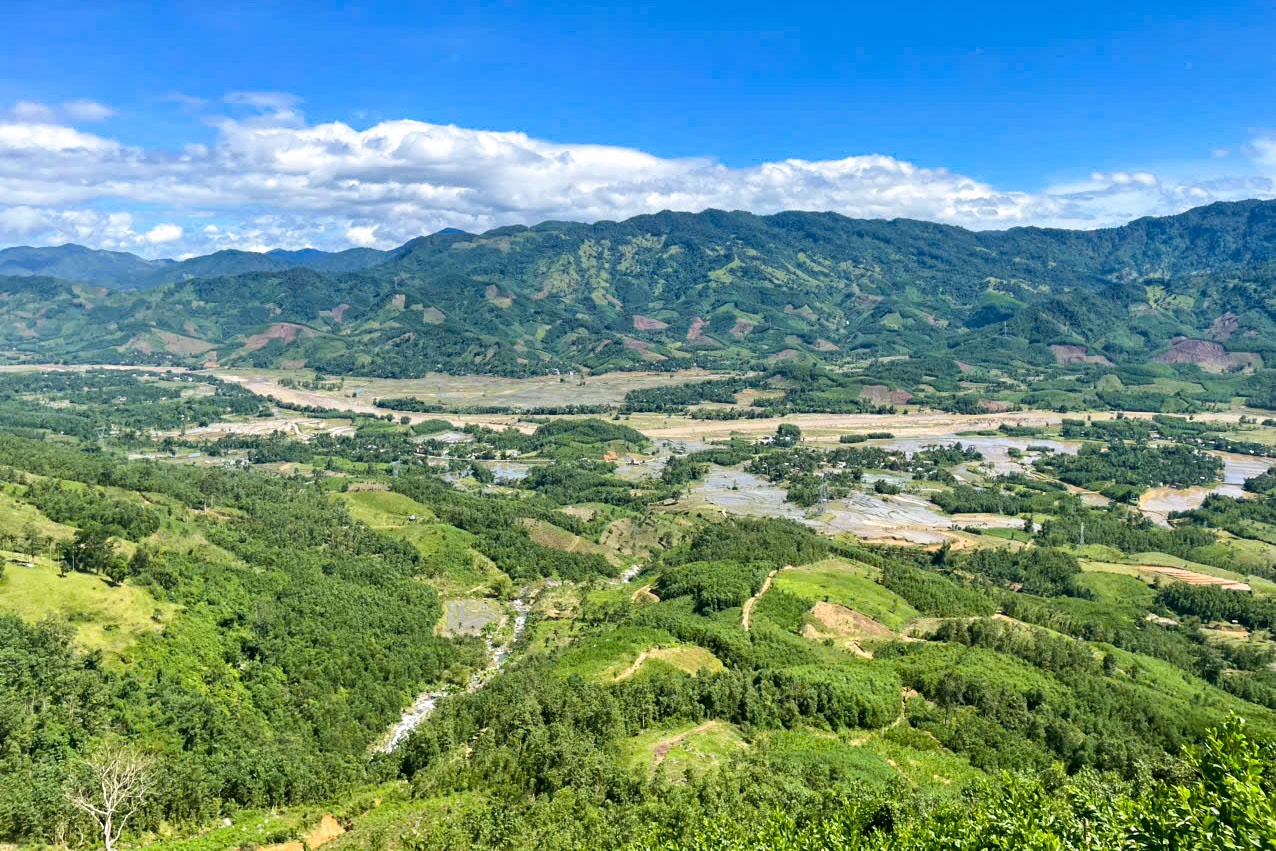 Phía dưới chân núi Wang Với có hàng trăm nhân khẩu đang sinh sống. Phía dưới chân núi Wang Với có hàng trăm nhân khẩu đang sinh sống.