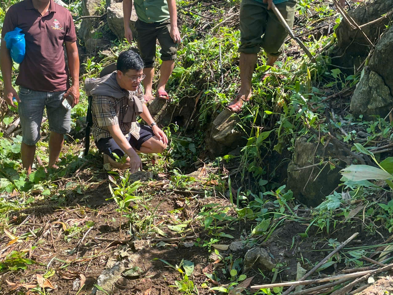 Tổ công tác của UBND xã Ba Vì kiểm tra thực tế tại khu vực núi Wang Với. Tổ công tác của UBND xã Ba Vì kiểm tra thực tế tại khu vực núi Wang Với.