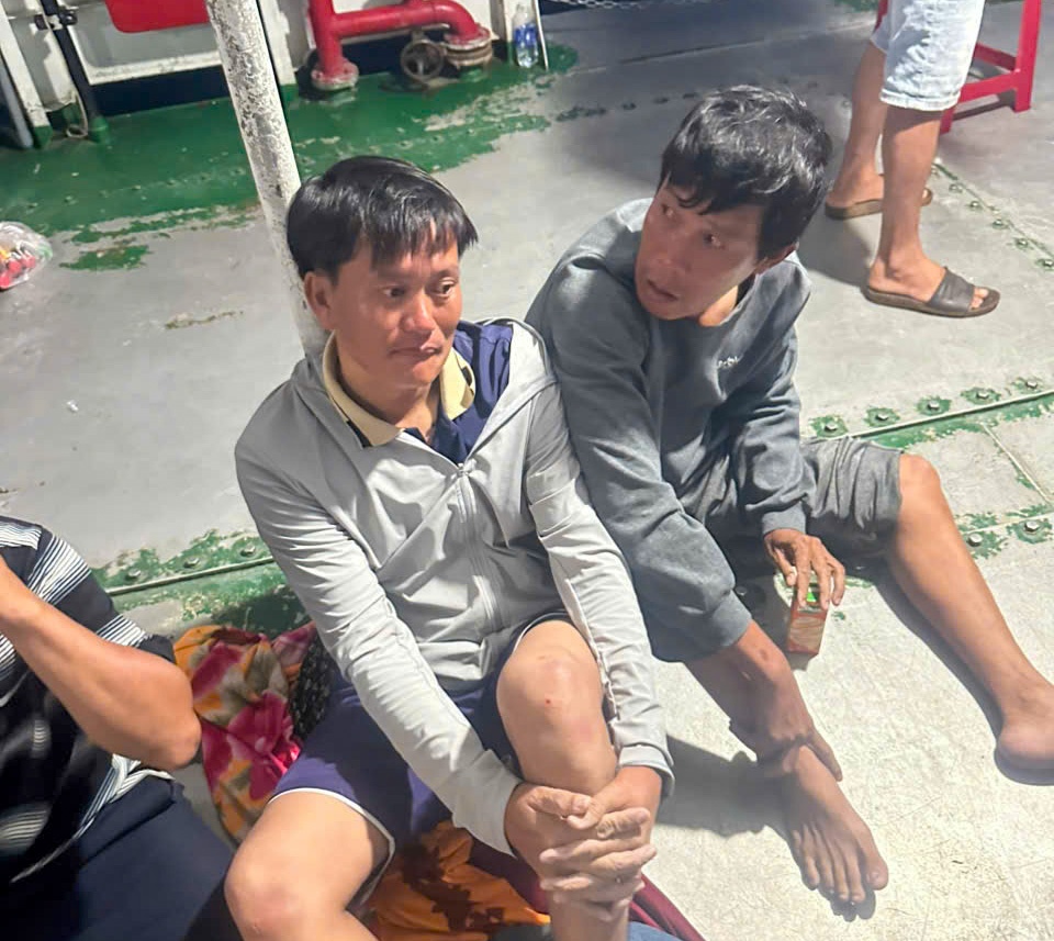 Khen thưởng hai “người hùng” dũng cảm cứu người giữa gió bão ở Lý Sơn