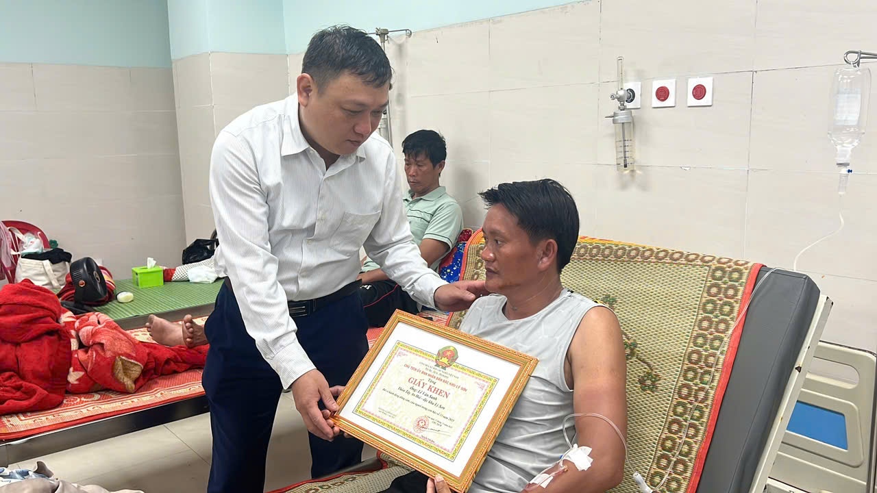 Khen thưởng hai “người hùng” dũng cảm cứu người giữa gió bão ở Lý Sơn