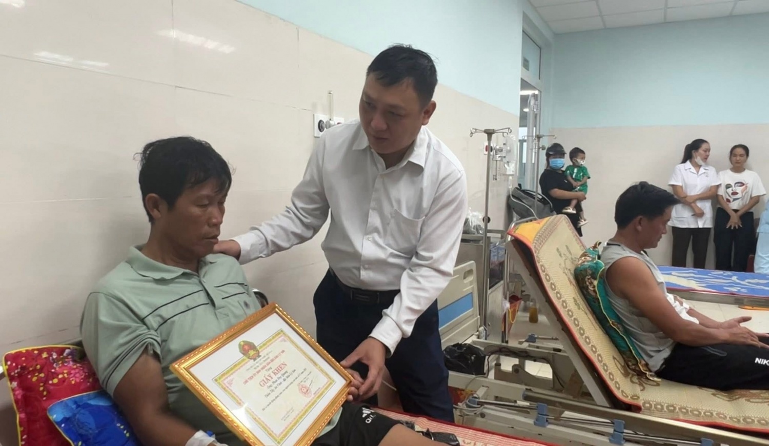 Khen thưởng hai “người hùng” dũng cảm cứu người giữa gió bão ở Lý Sơn