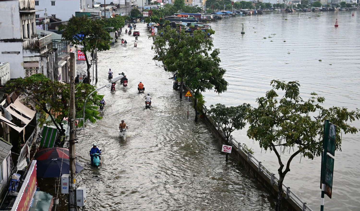 Bão số 14 di chuyển chậm, triều cường ở mức cao Bão số 14 di chuyển chậm, triều cường ở mức cao