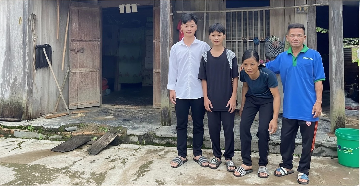 Những khó khăn của cuộc sống không cản được niềm đam mê được tiếp tục đi học của em Quyết (thứ hai bên trái)