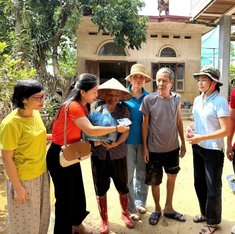 Những phần quà được gửi đến người dân một cách kịp thời và giản dị. Những phần quà được gửi đến người dân một cách kịp thời và giản dị.