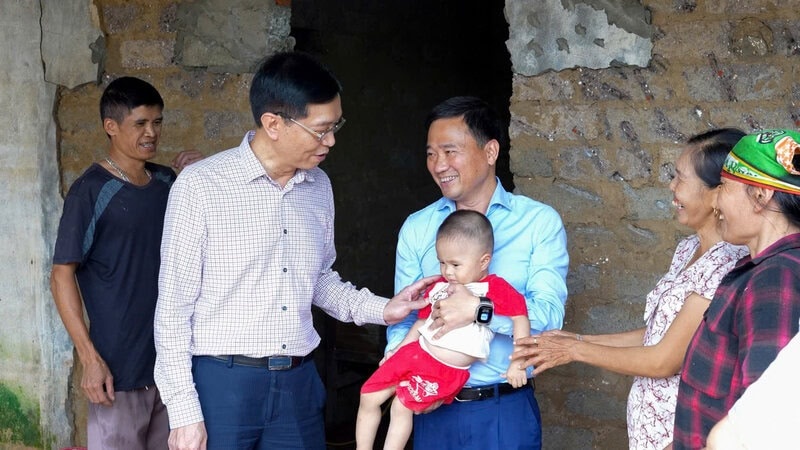 Đoàn hỗ trợ của Petrovietnam thăm hỏi, động viên người dân bị ảnh hưởng do mưa lũ. Đoàn hỗ trợ của Petrovietnam thăm hỏi, động viên người dân bị ảnh hưởng do mưa lũ.