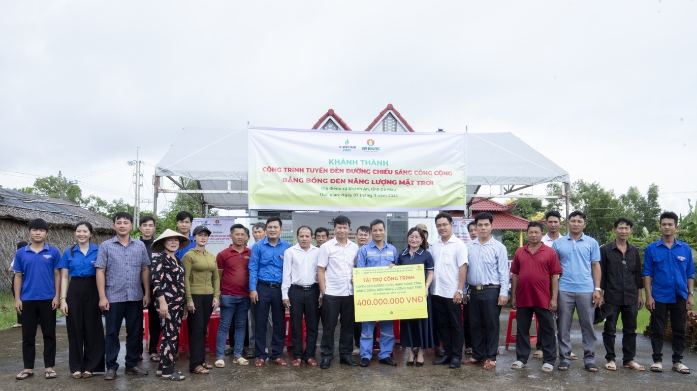 PVCFC tài trợ chiếu sáng nông thôn bằng năng lượng, giảm rủi ro điện vùng sông nước