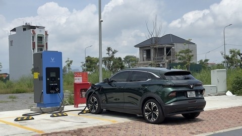 Lái thử VF 6 lần đầu, Gen Z làm ngành năng lượng xanh bỏ luôn ý định mua xe xăng