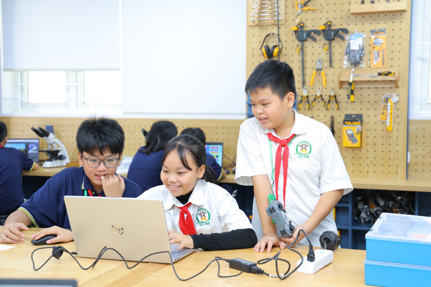 Khi tri thức được thắp sáng từ những phòng STEM Khi tri thức được thắp sáng từ những phòng STEM