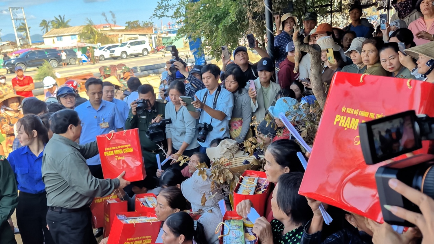 Thủ tướng Phạm Minh Chính thăm, động viên người dân và doanh nghiệp bị ảnh hưởng bởi bão số 13