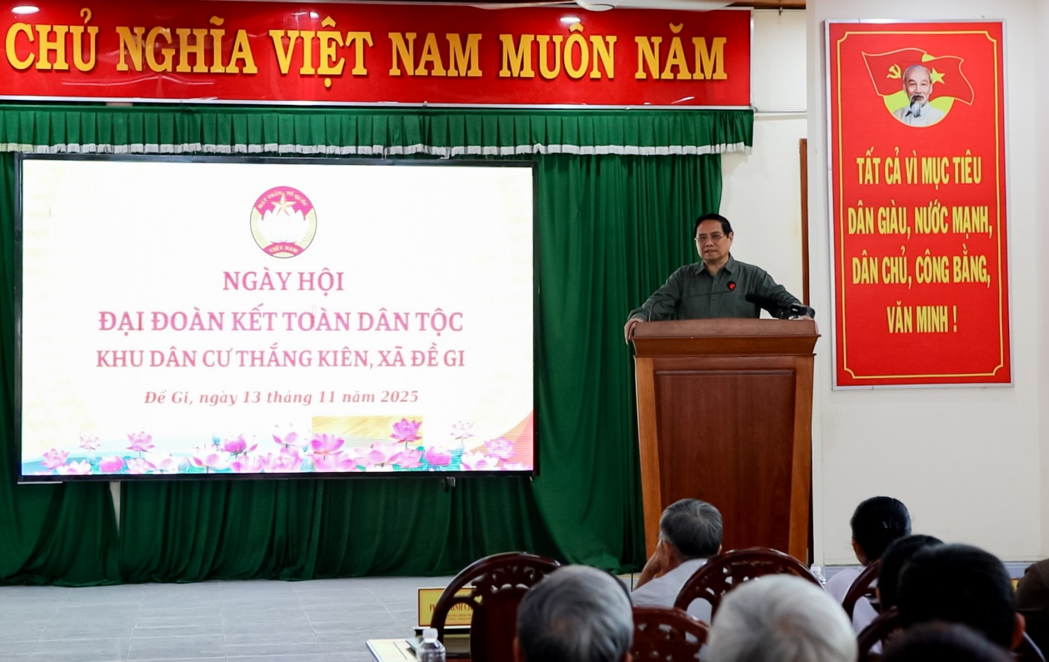 Thủ tướng Phạm Minh Chính thăm, động viên người dân và doanh nghiệp bị ảnh hưởng bởi bão số 13