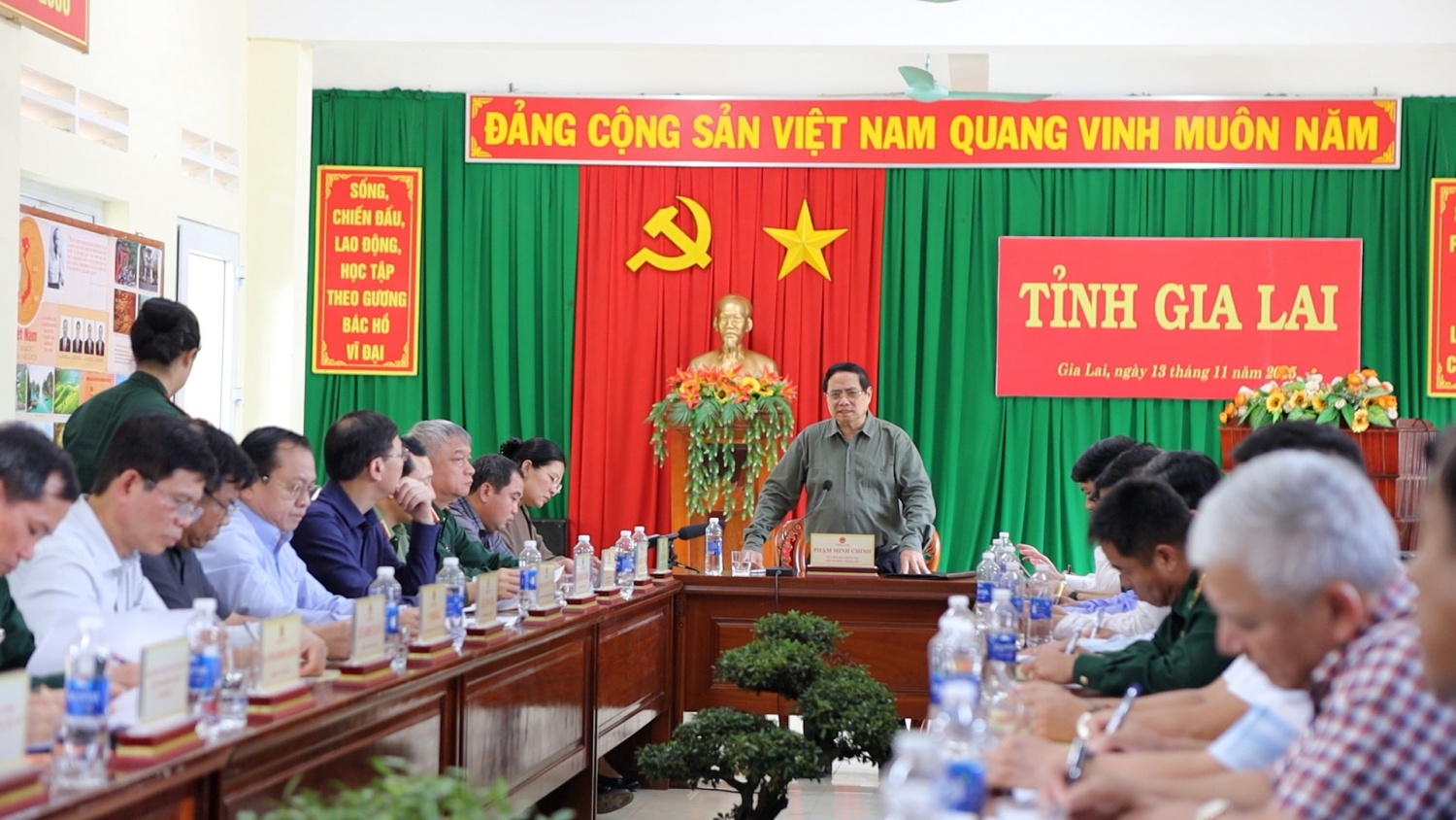 Thủ tướng Phạm Minh Chính thăm, động viên người dân và doanh nghiệp bị ảnh hưởng bởi bão số 13
