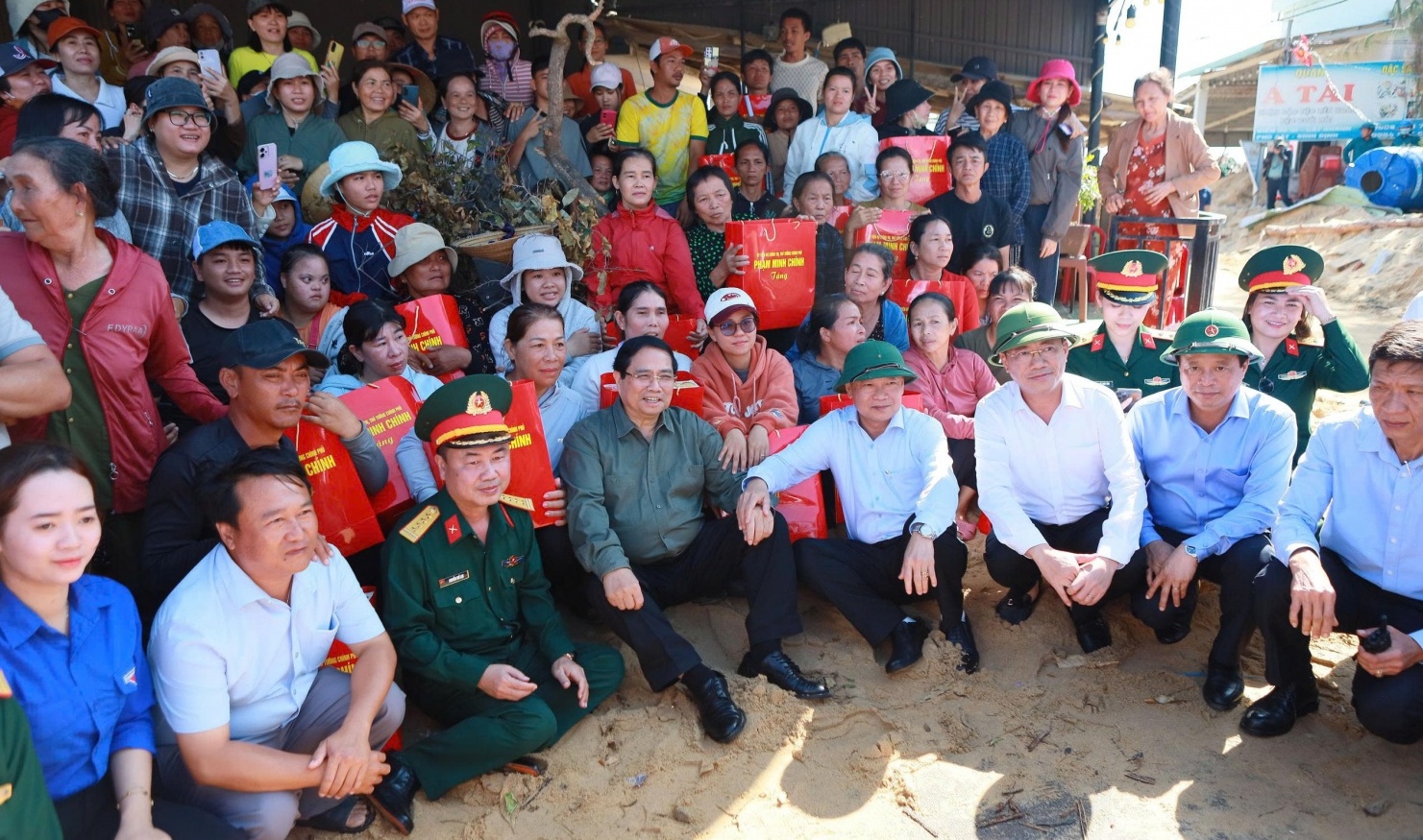Thủ tướng Phạm Minh Chính thăm, động viên người dân và doanh nghiệp bị ảnh hưởng bởi bão số 13