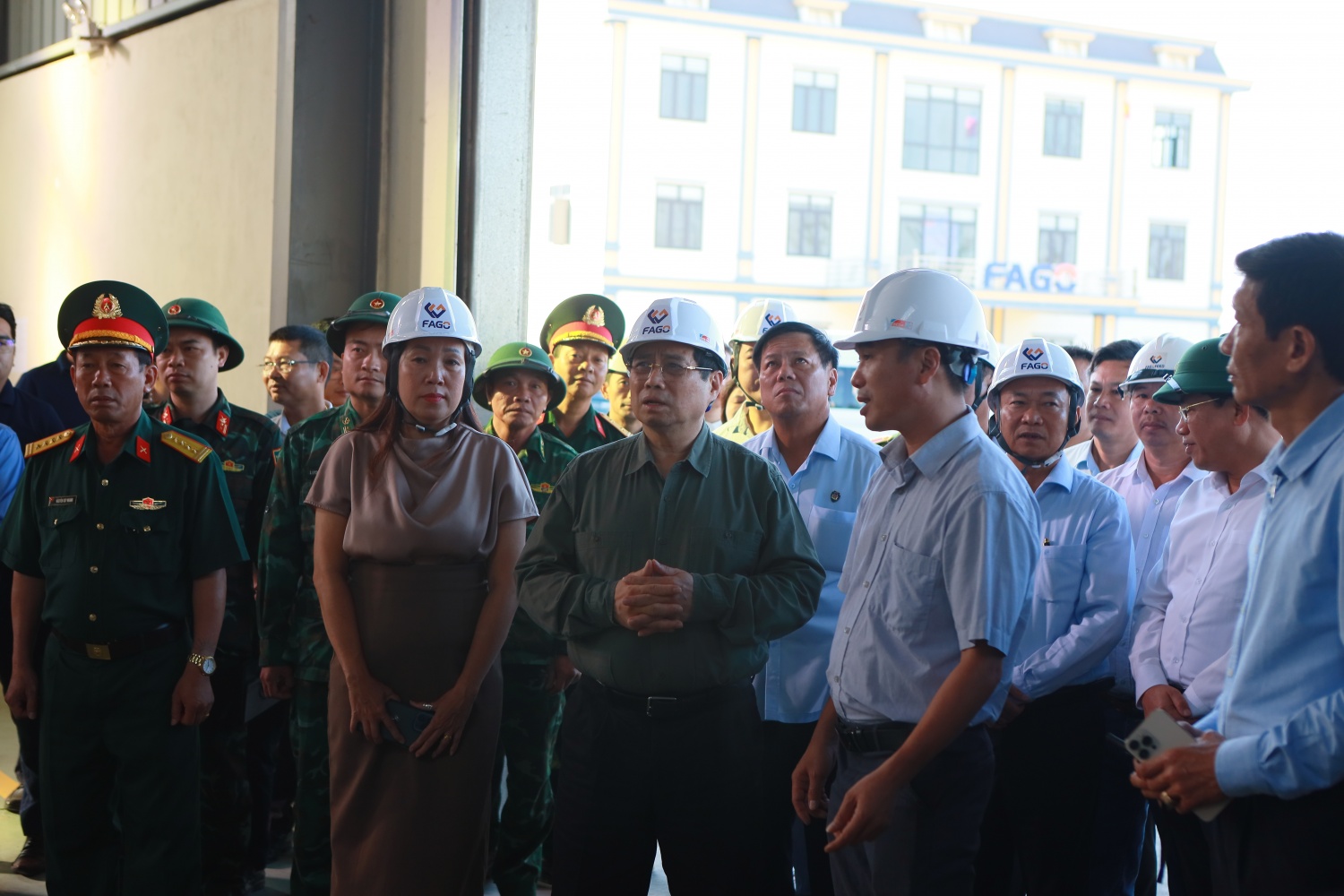 Thủ tướng Phạm Minh Chính thăm, động viên người dân và doanh nghiệp bị ảnh hưởng bởi bão số 13