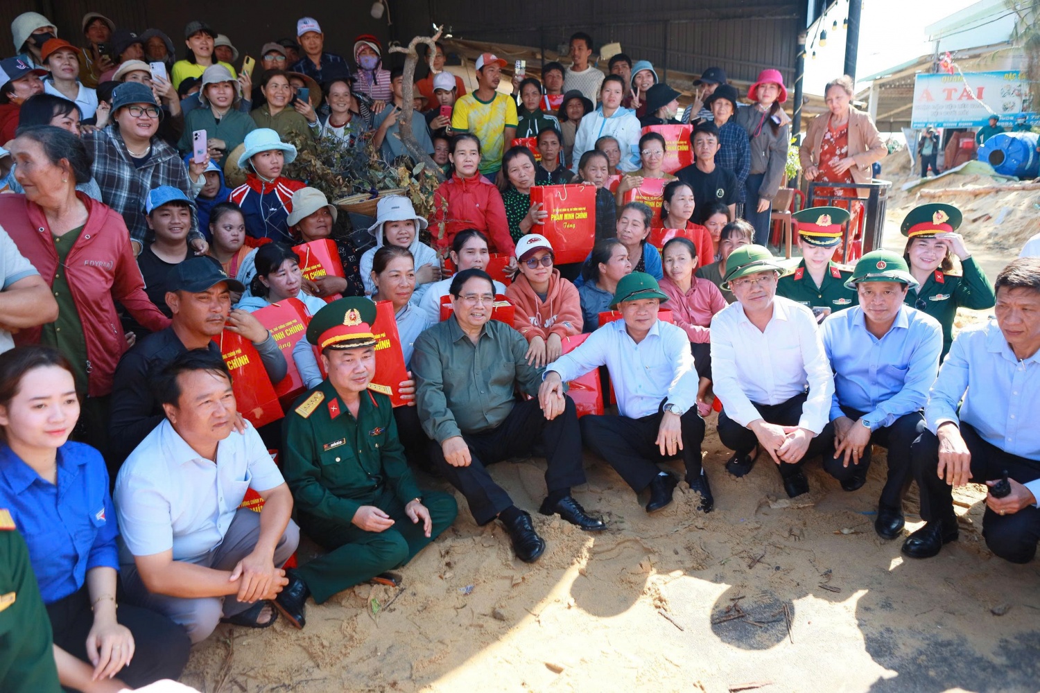 Thủ tướng Phạm Minh Chính thăm, động viên người dân và doanh nghiệp Gia Lai khắc phục hậu quả bão số 13
