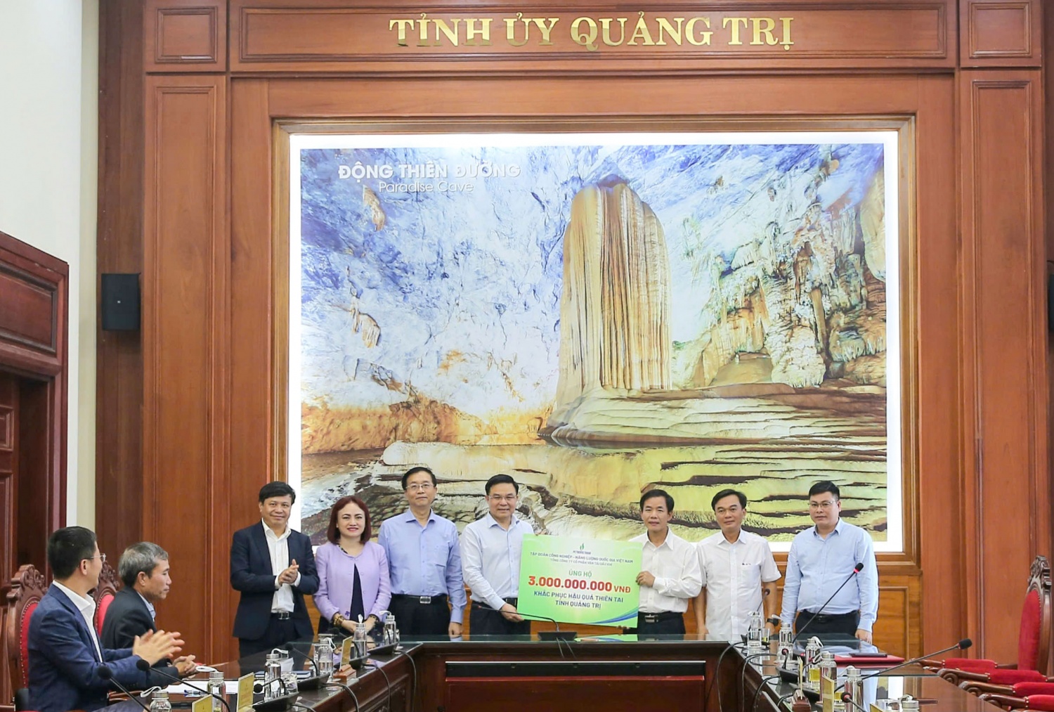 Petrovietnam trao tặng tỉnh Quảng Trị 3 tỷ đồng để góp phần khắc phục hậu quả thiên tai Petrovietnam trao tặng tỉnh Quảng Trị 3 tỷ đồng để góp phần khắc phục hậu quả thiên tai