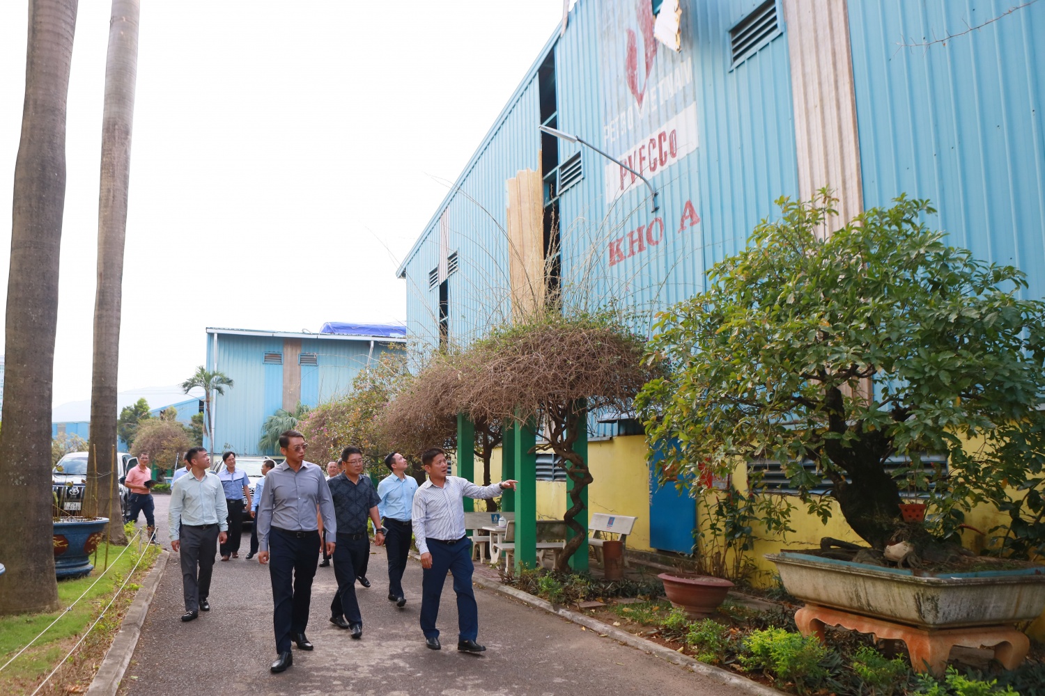 Đoàn công tác của Petrovietnam đi kiểm tra cơ sở hạ tầng và thăm hỏi NLĐ của PVFCCo-PCE sau cơn bão số 13.