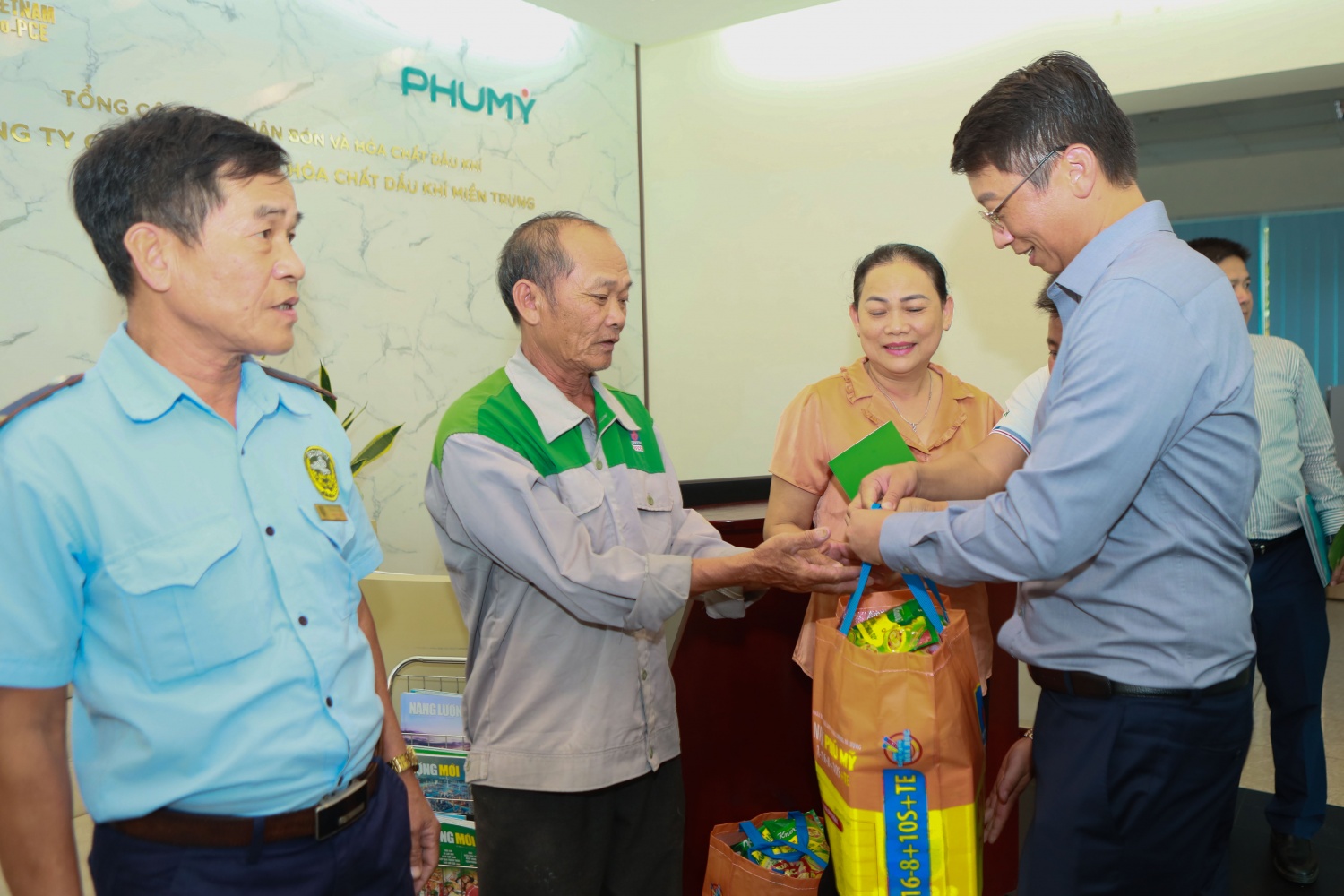 Đại diện Petrovietnam, Ông Trần Hồng Nam – Thành viên HĐTV trao tặng những phần quà cho NLĐ tại PVFCCO-PCE.