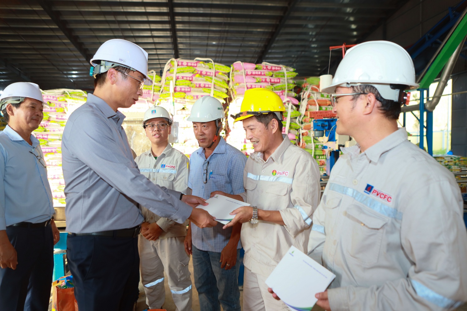 Đại diện Petrovietnam cũng trao tặng các phần quà nhằm động viên, khích lệ tinh thần NLĐ tại PVFCC cơ sở Bình Định.