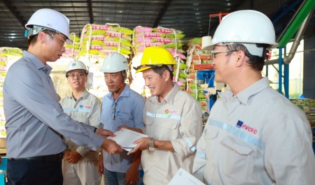 Nghĩa tình Petrovietnam: Sẻ chia khó khăn với NLĐ bị ảnh hưởng do bão số 13 tại Gia Lai