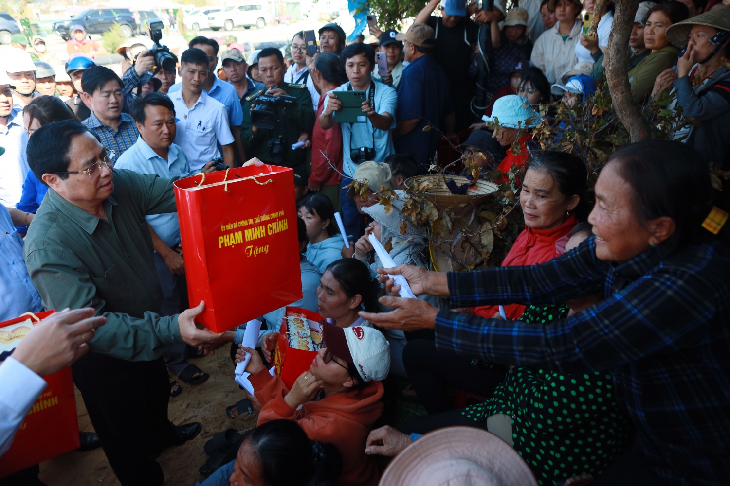 Thủ tướng Phạm Minh Chính thăm hỏi, động viên và tặng các phần quà cho người dân tại xã Đề Gi bị ảnh hưởng do cơn bão số 13. Thủ tướng Phạm Minh Chính thăm hỏi, động viên và tặng các phần quà cho người dân tại xã Đề Gi bị ảnh hưởng do cơn bão số 13.
