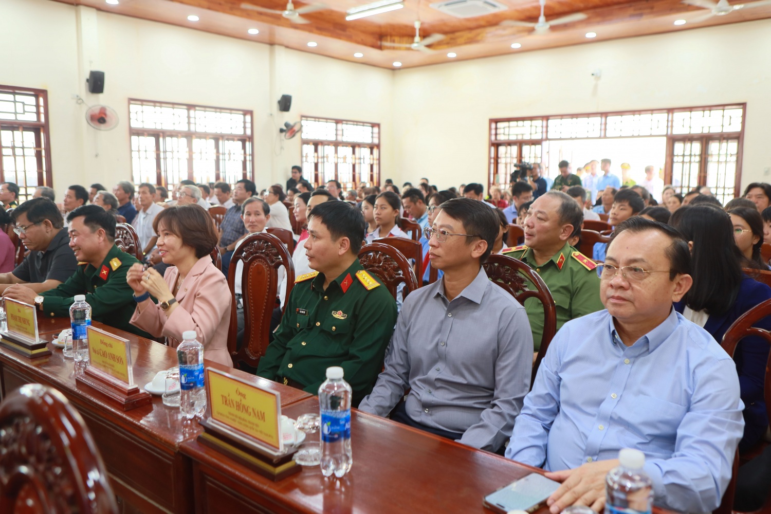 Đại diện Petrovietnam ông Trần Hồng Nam – Thành viên HĐTV Tập đoàn tham dự Ngày hội Đại đoàn kết toàn dân tộc năm 2025 tại khu dân cư Thắng Kiên, xã Đề Gi. Đại diện Petrovietnam ông Trần Hồng Nam – Thành viên HĐTV Tập đoàn tham dự Ngày hội Đại đoàn kết toàn dân tộc năm 2025 tại khu dân cư Thắng Kiên, xã Đề Gi.