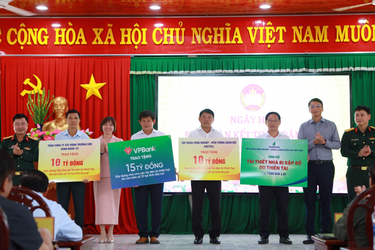 Đại diện Petrovietnam trao tặng biển tượng trưng hỗ trợ tái thiết nhà bị sập đổ do thiên tai tại tỉnh Gia Lai. Đại diện Petrovietnam trao tặng biển tượng trưng hỗ trợ tái thiết nhà bị sập đổ do thiên tai tại tỉnh Gia Lai.