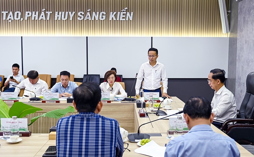 Đồng chí Nguyễn Văn Bé Ba, Bí thư Đảng ủy, Giám đốc PV GAS CA MAU báo cáo với Đoàn công tác Đồng chí Nguyễn Văn Bé Ba, Bí thư Đảng ủy, Giám đốc PV GAS CA MAU báo cáo với Đoàn công tác