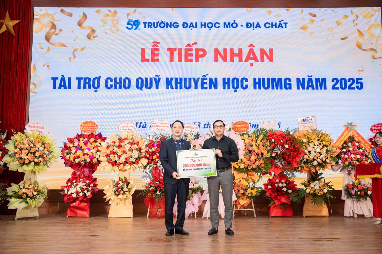 ại diện BSR trao 200 triệu đồng cho Quỹ Khuyến học Trường Đại học Mỏ - Địa chất (HUMG)