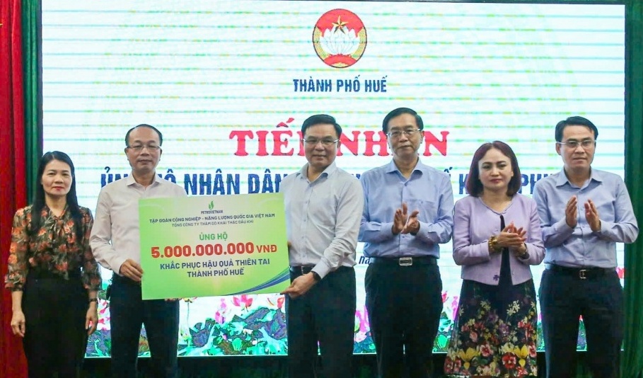 Trao tặng 5 tỷ đồng, Petrovietnam đồng hành cùng đồng bào Huế vượt qua khó khăn sau thiên tai