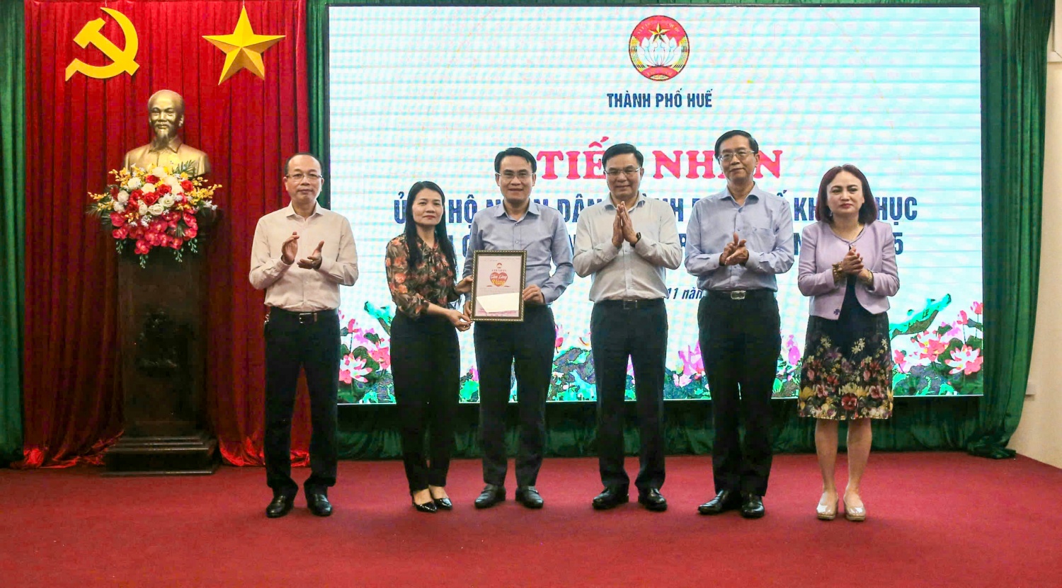 Trao tặng 5 tỷ đồng, Petrovietnam đồng hành cùng đồng bào Huế vượt qua khó khăn sau thiên tai Trao tặng 5 tỷ đồng, Petrovietnam đồng hành cùng đồng bào Huế vượt qua khó khăn sau thiên tai