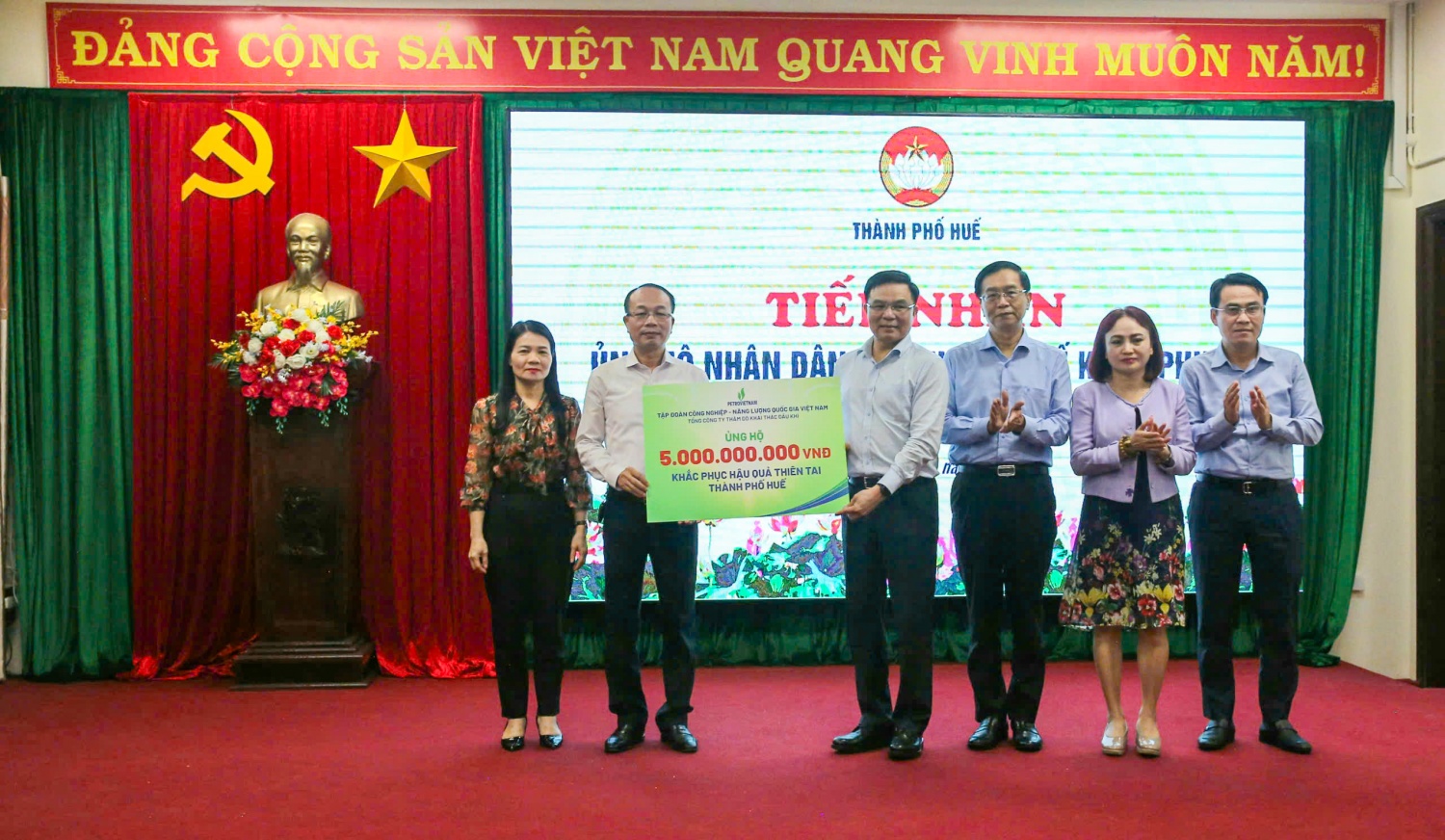 Trao tặng 5 tỷ đồng, Petrovietnam đồng hành cùng đồng bào Huế vượt qua khó khăn sau thiên tai Trao tặng 5 tỷ đồng, Petrovietnam đồng hành cùng đồng bào Huế vượt qua khó khăn sau thiên tai