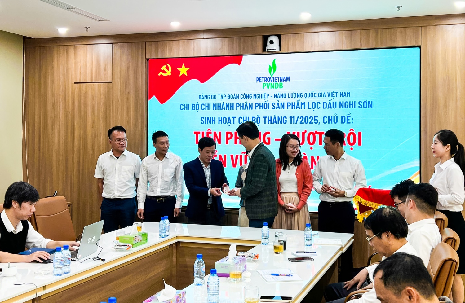 Đồng chí Nguyễn Duyên Cường - Bí thư Chi bộ, Giám đốc Chi nhánh phát thẻ đảng cho các đồng chí đảng viên thuộc Chi bộ đã được đổi Thẻ đảng. Đồng chí Nguyễn Duyên Cường - Bí thư Chi bộ, Giám đốc Chi nhánh phát thẻ đảng cho các đồng chí đảng viên thuộc Chi bộ đã được đổi Thẻ đảng.