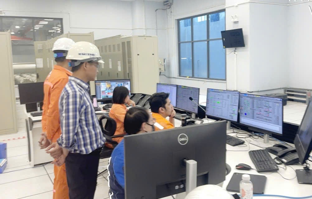 Chính thức hòa lưới tổ máy số 2 Dự án nhà máy Thủy điện Hòa Bình mở rộng