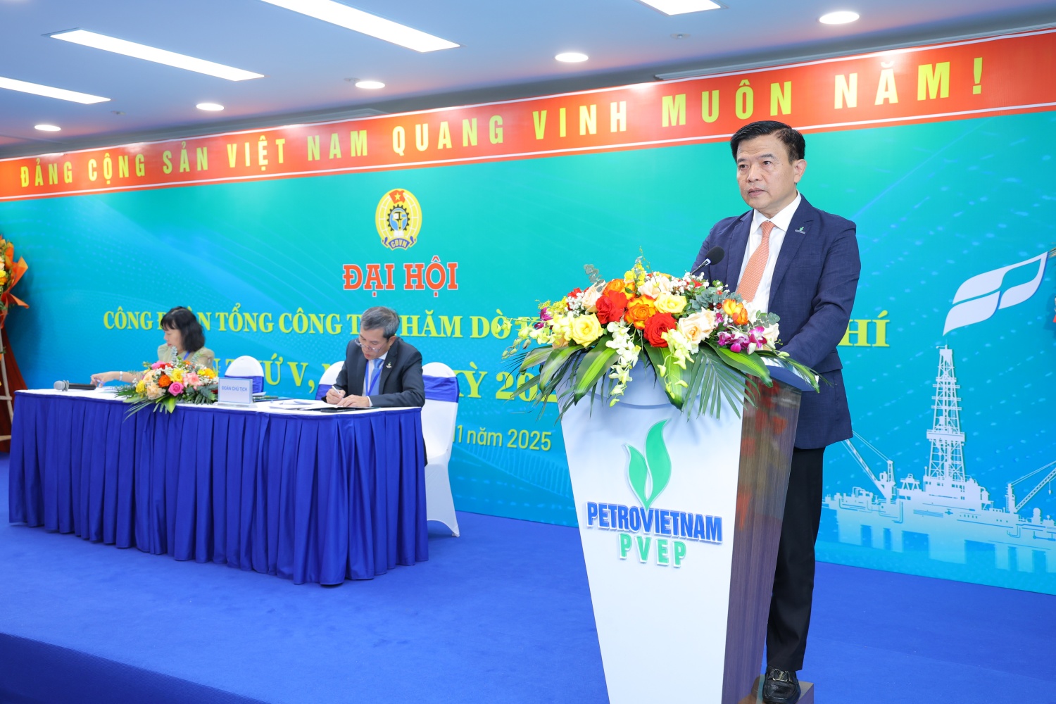 Phát huy vai trò chỗ dựa tin cậy của người lao động trong giai đoạn mới Phát huy vai trò chỗ dựa tin cậy của người lao động trong giai đoạn mới