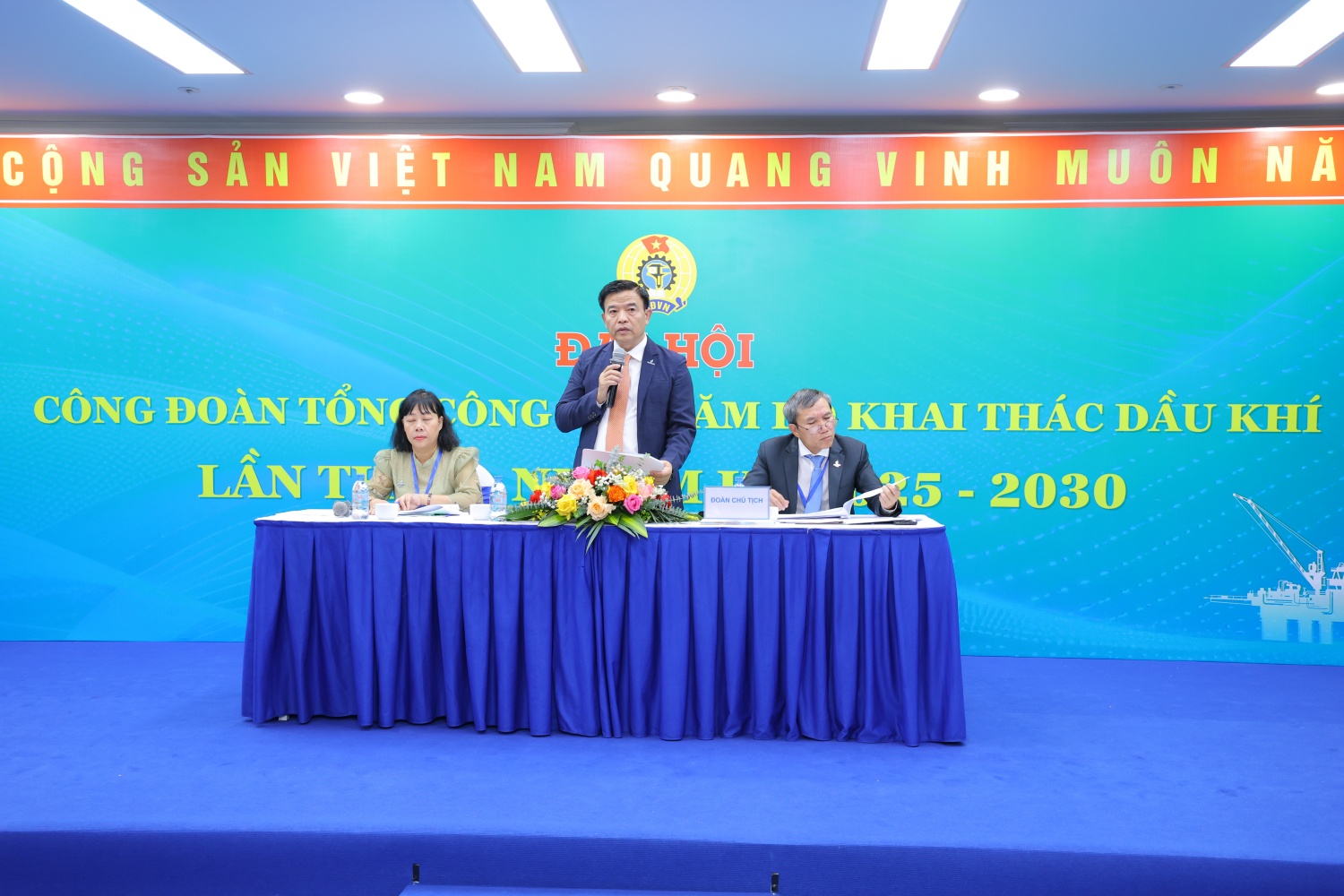 Phát huy vai trò chỗ dựa tin cậy của người lao động trong giai đoạn mới Phát huy vai trò chỗ dựa tin cậy của người lao động trong giai đoạn mới