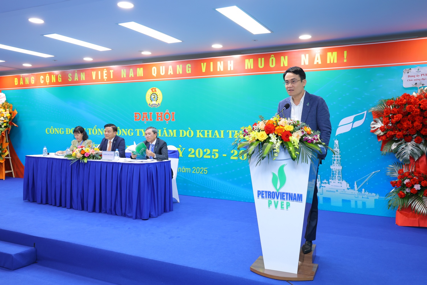 Phát huy vai trò chỗ dựa tin cậy của người lao động trong giai đoạn mới Phát huy vai trò chỗ dựa tin cậy của người lao động trong giai đoạn mới