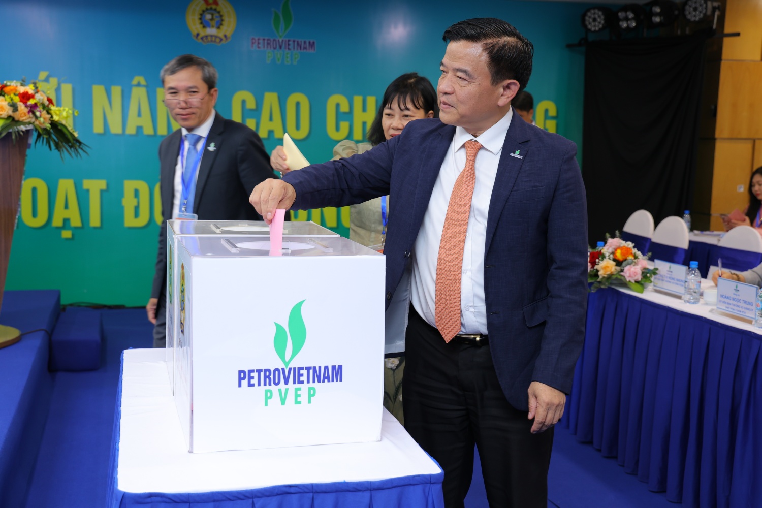 Phát huy vai trò chỗ dựa tin cậy của người lao động trong giai đoạn mới Phát huy vai trò chỗ dựa tin cậy của người lao động trong giai đoạn mới