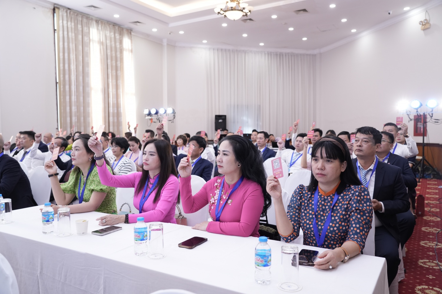 Các đại biểu biểu quyết tại Đại hội